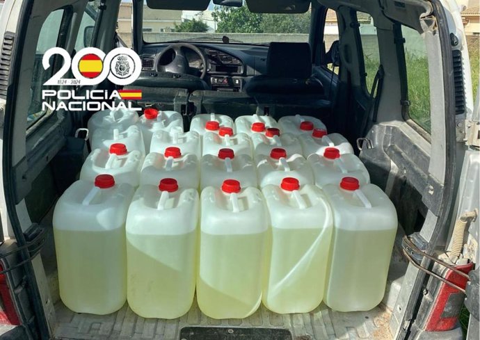 Gasolina intervenida para el abastecimiento de narcolanchas.