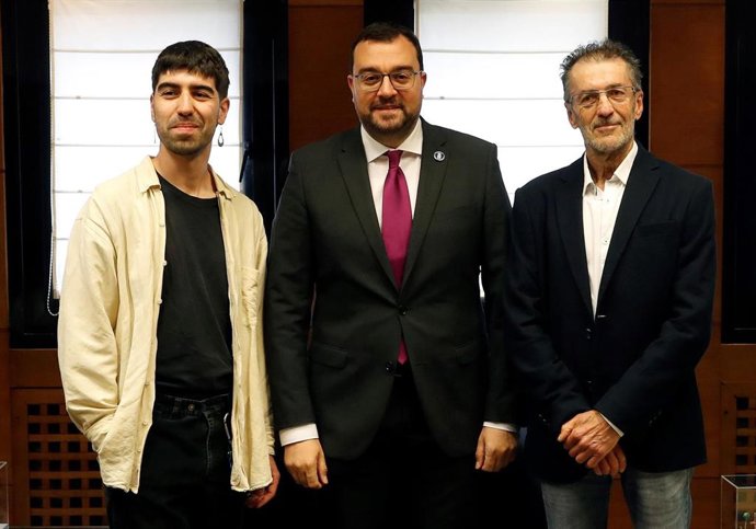 El artista Ferla Megía, el presidente del Principado, Adrián Barbón, el músico Xuacu Amieva.