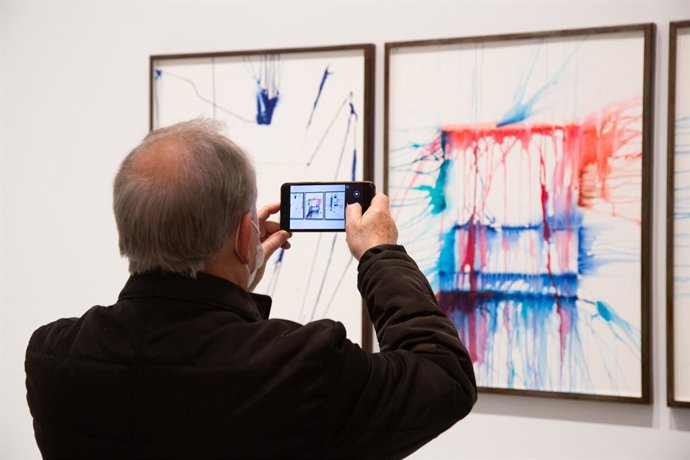 Archivo - Un hombre fotografía una de las obras que forman parte de la colección Helga de Alvear en el Museo de Arte Contemporáneo del mismo nombre, en Cáceres, Extremadura (España), a 5 de marzo de 2021.  