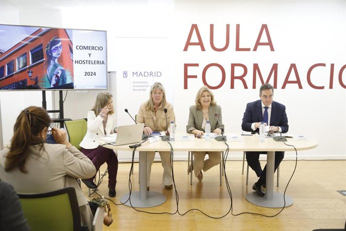 La delegada de Economía, Innovación y Hacienda, Engracia Hidalgo, preside la sesión constitutiva del Consejo Sectorial de Comercio y Hostelería de la Ciudad de Madrid.