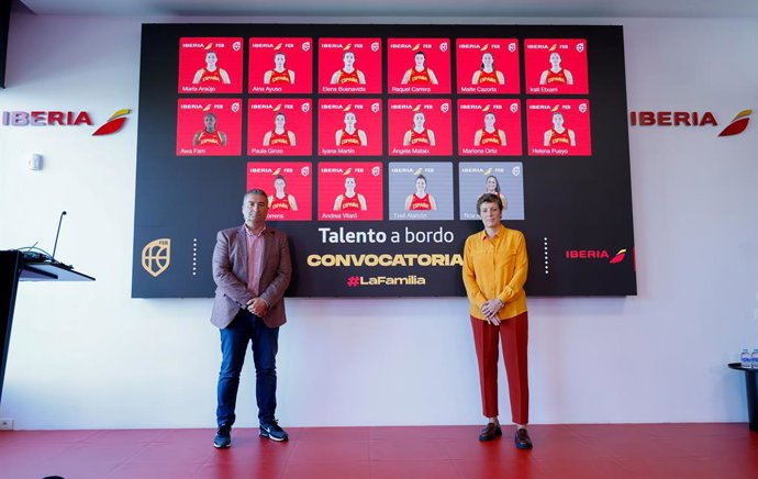 Miguel Méndez e Elisa Aguilar depois de apresentarem a lista para o Eurobasket Feminino 2025