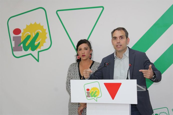 El coordinador general de IU Andalucía, Toni Valero, en rueda de prensa en Málaga.