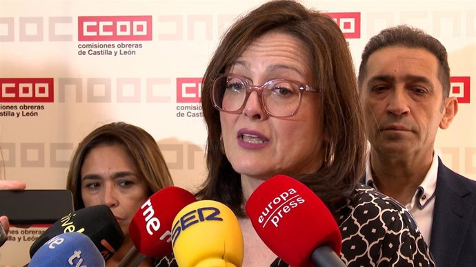 Carolina Vidal, en primer término, junto a Ana Lamas y Vicente Andrés.