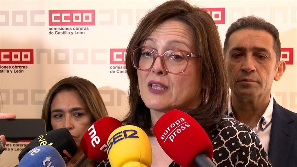 Carolina Vidal, en primer término, junto a Ana Lamas y Vicente Andrés.