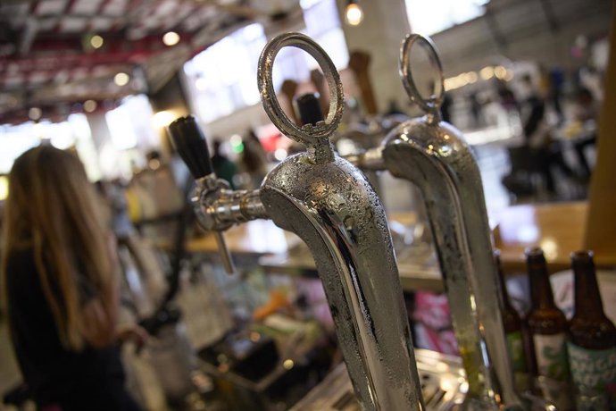 Archivo - Dos grifos de cerveza en el Festival de Cerveza Artesana Beermad 