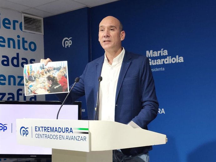 El portavoz del PP de Extremadura, José Ángel Sánchez Juliá, muestra una foto del CECOPI el día del apagón.