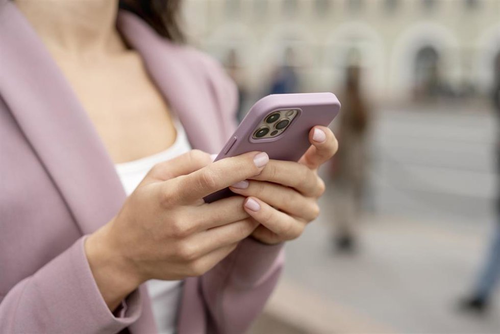 Mujer usa el teléfono móvil.