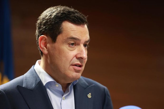 El presidente de la Junta de Andalucía, Juanma Moreno, atiende a los medios tras la reunión del Comité Asesor del Plan de Emergencia de Andalucía por el apagón generalizado. A 28 de abril de 2025, en Sevilla (Foto de archivo).