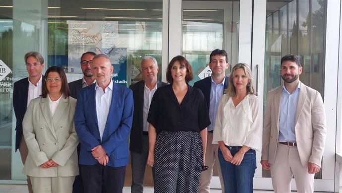El candidato a las elecciones a rector de la UIB, Jaume Carot, acompañado por su equipo.