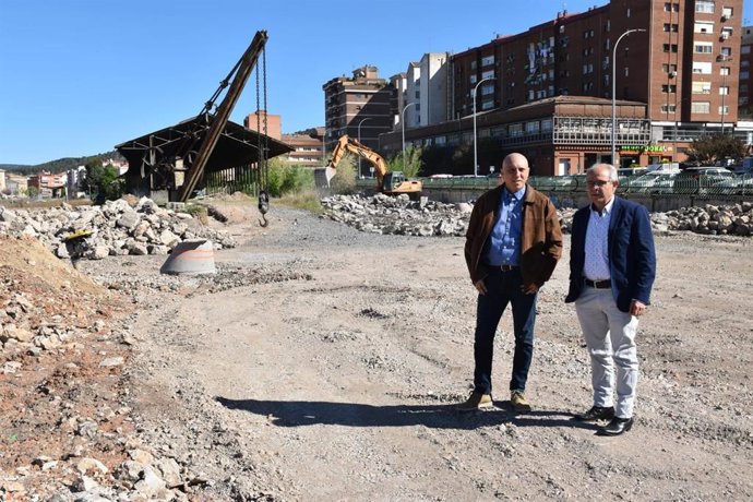 El presidente de la Diputación de Cuenca, Álvaro Martínez Chana, en las obras de los aparcamientos en los terrenos de Renfe.