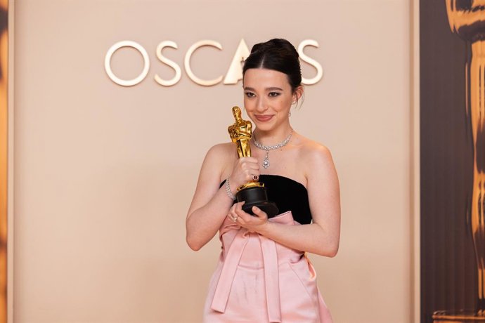 Archivo - Mikey Madison poses backstage with the Oscar for Actress in a Leading Role at the 97th Oscars at the Dolby Theatre at Ovation Hollywood.