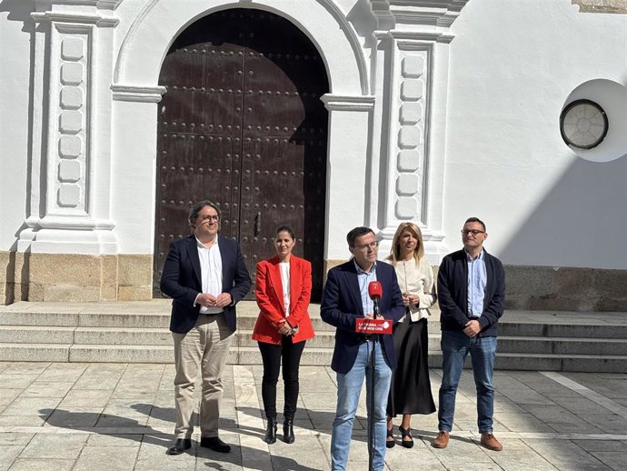 El secretario general del PSOE de Extremadura, Miguel Ángel Gallardo, acompñado de varios diputados del Grupo Parlamentario Socialista