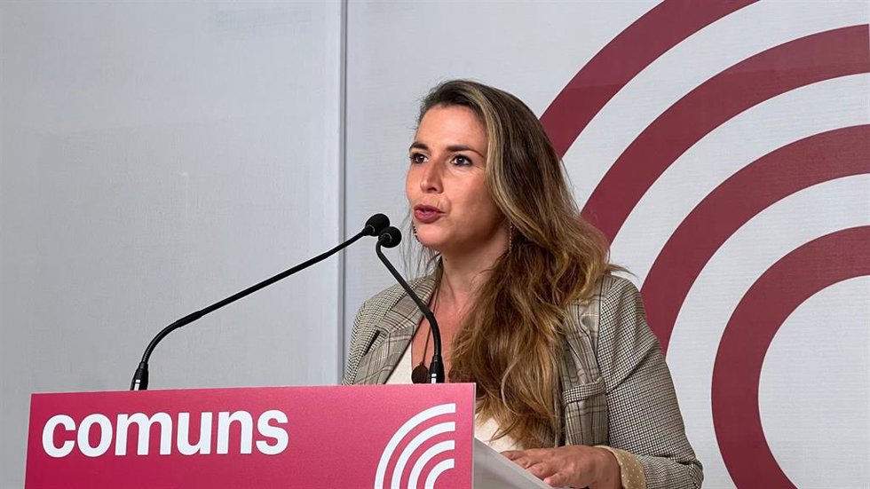 La coordinadora de los Comuns, Candela López, en una rueda de prensa desde la sede del partido