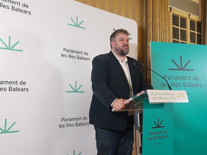 El portavoz parlamentario de MÉS, Lluís Apesteguia, en rueda de prensa