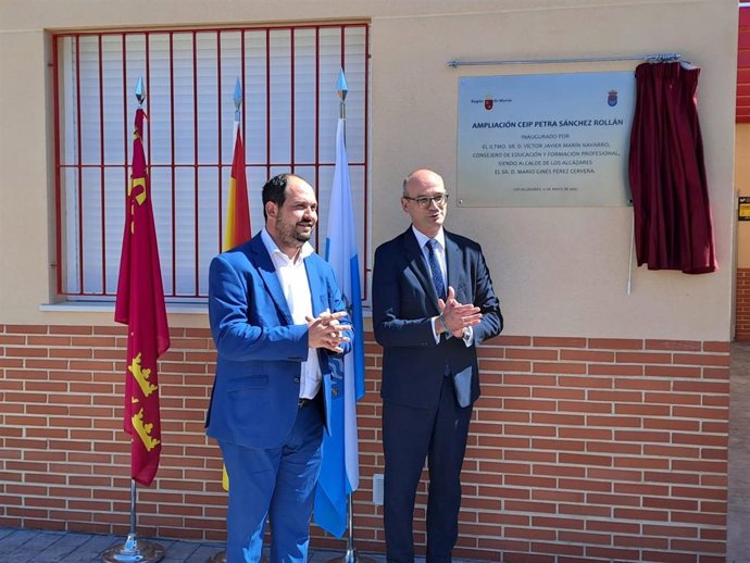 El consejero de Educación y Formación Profesional, Víctor Marín, y el alcalde de Los Alcázares, Mario Pérez, en la inauguración de las cuatro nuevas aulas en el CEIP Petra Sánchez Rollán