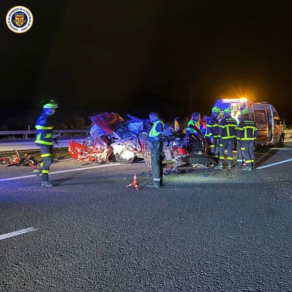 Efectivos de bomberos trabajan sobre el vehículo siniestrado en la A-381 tras colisionar con un camión.