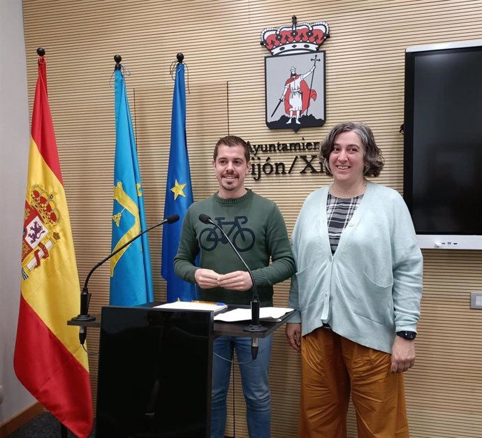 El portavoz de IU en el Ayuntamiento de Gijón, Javier Suárez Llana, en rueda de prensa en el Consistorio gijonés, acompañado de la representante del Observatorio Xixonés de Movilidad, Eloísa Astudillo.