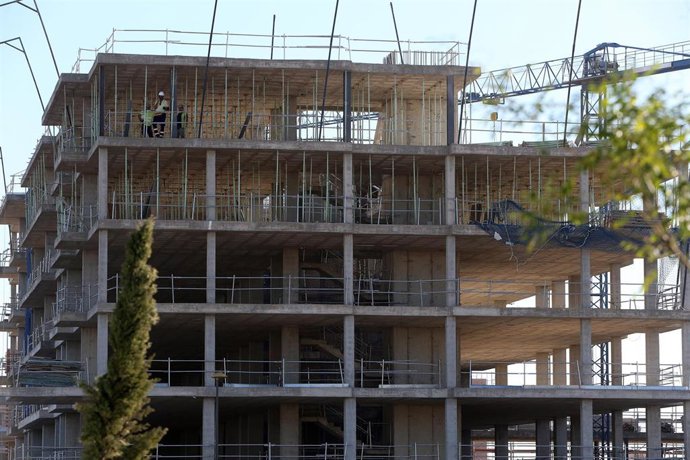 Archivo - Imagen de archivo de una vivienda en construcción