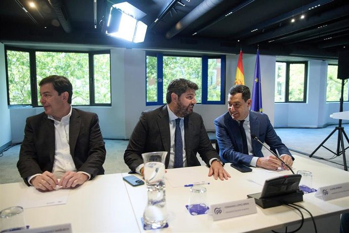El presidente de Castilla y León, Alfonso Fernández Mañueco, el presidente de la Región de Murcia, Fernando López Miras, y el presidente de Andalucía, Juanma Moreno, en la reunión del Comité Ejecutivo Nacional del PP, a 12 de mayo de 2025, en Madrid 