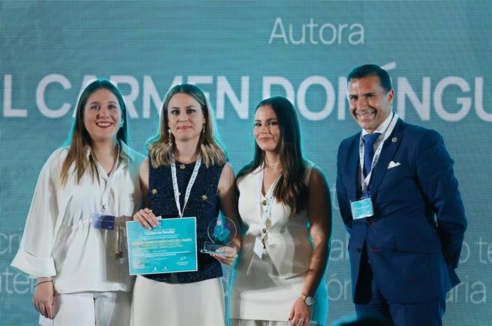 Las galardonadas con el premio nacional del Colegio de Enfermería de Sevilla por un trabajo sobre el abandono temprano de la lactancia materna.