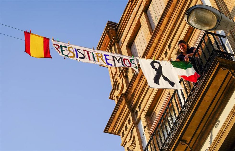 Archivo - Vecinos de Triana cuelgan un cartel 'Resistiré' en el 39 día del estado de alarma. 