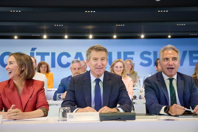 La secretaria general del PP, Cuca Gamarra, el presidente del PP, Alberto Núñez Feijóo, y el Vicesecretario General de Política Autonómica y Municipal y Análisis Electoral del PP, Elías Bendodo, presiden la reunión del Comité Ejecutivo Nacional, en la 