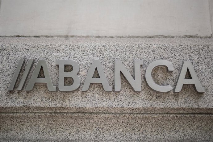 Archivo - Una de las oficinas de Abanca, a 6 de junio de 2024, en Madrid (España). El Consejo de Gobierno del Banco Central Europeo (BCE) ha decidido hoy  bajar los tipos de interés en 25 puntos básicos, de forma que la tasa de referencia para sus operaci
