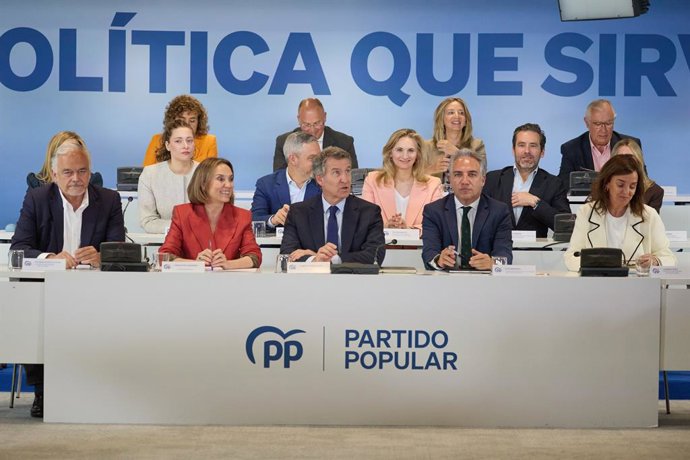 El Sotssecretari general Institucional del Partit Popular, Esteban González Pons, la secretària general del PP, Cuca Gamarra, el president del PP, Alberto Núñez Feijóo.