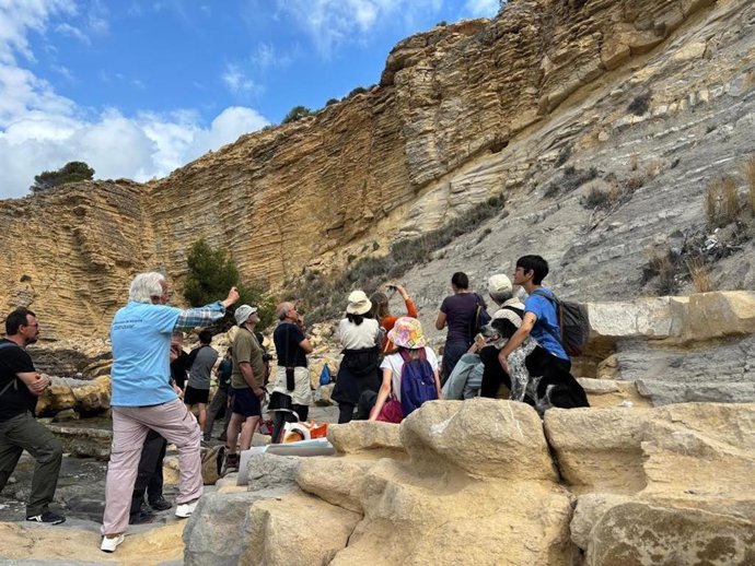 Más de mil personas descubren la geología del litoral de Teulada-Moraira (Alicante) en 'Geolodía Alicante 2025'