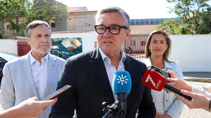 Manuel Gavira atiende a los periodistas en Rota.