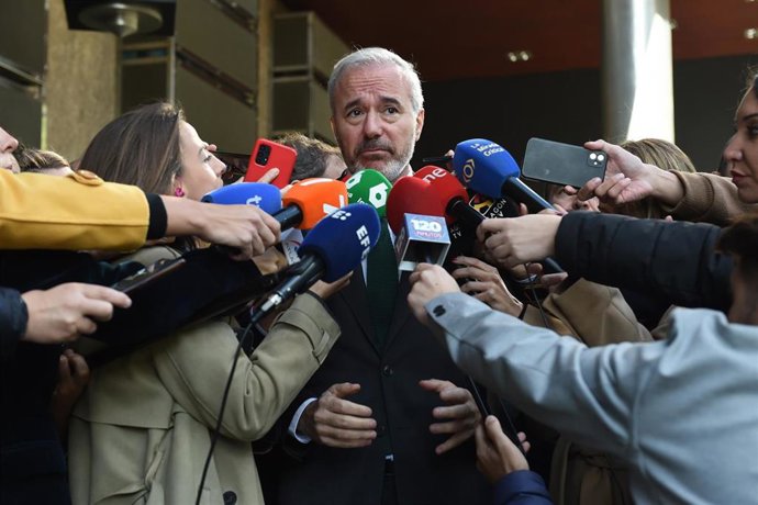 Archivo - El presidente de Aragón, Jorge Azcón, ofrece declaraciones a los medios, a su llegada a una reunión del Comité Ejecutivo Nacional del partido, en el Hotel Hyatt Regency Hesperia Madrid, a 28 de octubre de 2024, en Madrid (España).