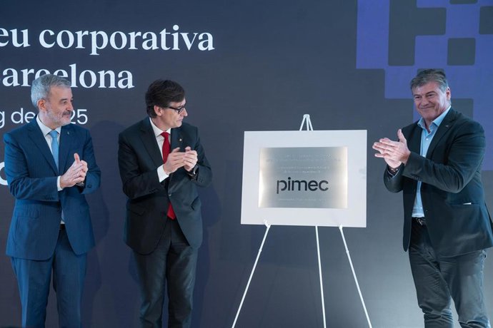 (I-D) El Alcalde De Barcelona, Jaume Collboni; El Presidente De La Generalitat, Salvador Illa, Y El Presidente De Pimec, Antoni Cañete, Con La Placa Conmemorativa De La Inauguración De La Reforma De La Sede De La Patronal.