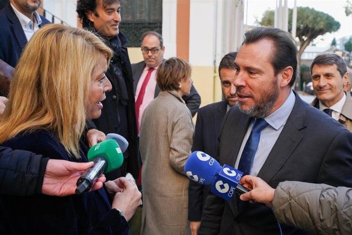 Archivo - El ministro de Transportes y Movilidad Sostenible, Óscar Puente, habla con la alcaldesa de Huelva, Pilar Miranda.