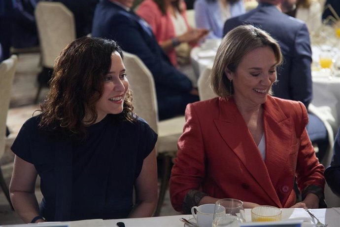 La presidenta de la Comunidad de Madrid, Isabel Díaz Ayuso (i) y la secretaria general del PP, Cuca Gamarra (d), durante un desayuno informativo sobre la futura Ley de enseñanzas Superiores, Universidades y Ciencia (LESUC), en el Four Seasons Hotel Madrid