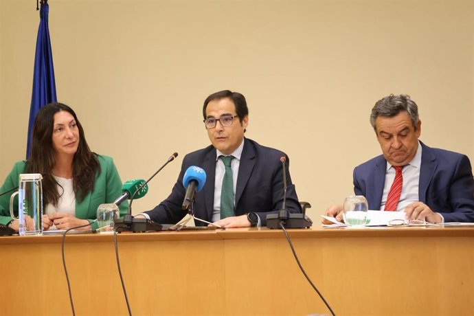 La consejera de Inclusión Social, Juventud, Familias e Igualdad, Loles López, y el consejero de Justicia, Administración Local y Función Pública, José Antonio Nieto.