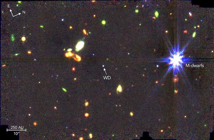 La enana blanca WD 1856+534, que se muestra en el centro de esta imagen, alberga un exoplaneta a una distancia orbital de solo 0,02 ua.