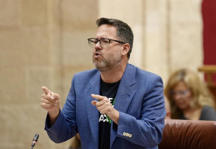 El portavoz de Adelante Andalucía, José Ignacio García, interviene durante la sesión de control en el pleno del Parlamento andaluz. A 24 de abril de 2025, en Sevilla (Foto de archivo).