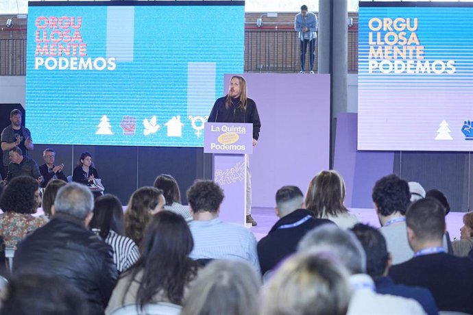 El secretario de Organización de Podemos, Pablo Fernández, interviene durante la V Asamblea Ciudadana de Podemos, en el Pabellón de Convenciones de Casa de Campo, a 12 de abril de 2025, en Madrid (España). 