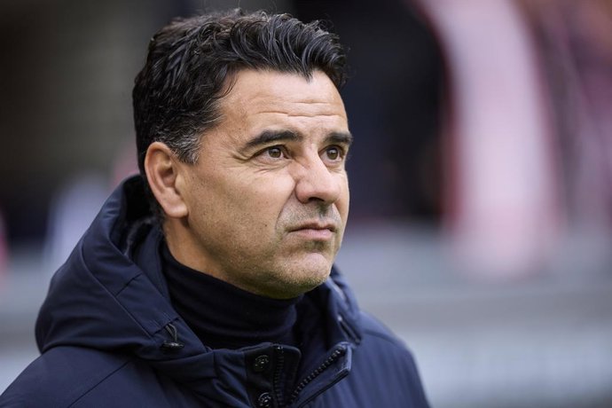 Archivo - Miguel Angel Sanchez Munoz "Michel", técnico do Girona FC, observa durante a partida da LaLiga EA Sports entre Athletic Club e Girona FC no San Mames em 8 de fevereiro de 2025, em Bilbao, Espanha.