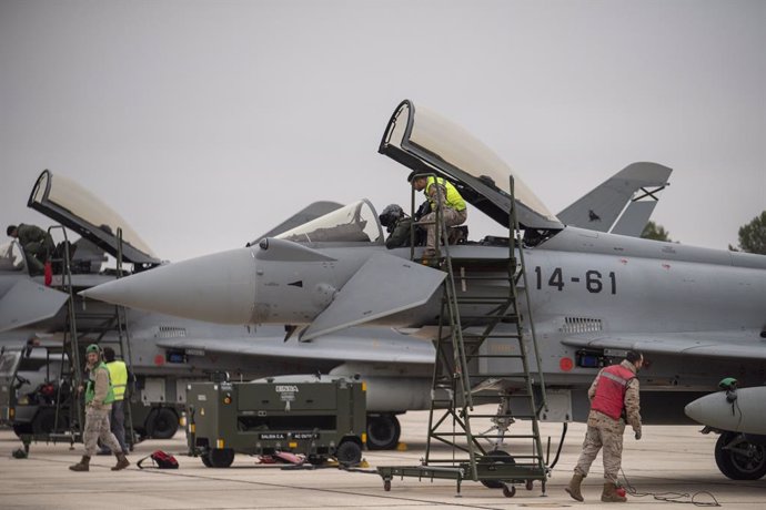 Archivo - Soldados del ejército español durante el  acto de despedida de los seis Eurofighter del Ala 14 rumbo a Rumanía. En la Base Aérea de Albacete, a 28 de noviembre de 2024, en Albacete, Castilla-La Mancha (España). 
