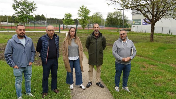 Rubén Montes, de la empresa adjudicataria; los técnicos municipales Juan Carlos Álvarez y Leire Gabilondo; Ángel García, alcalde de Siero, y Manuel Pergentino Martínez, concejal de Abastecimiento de Agua y Saneamiento.
