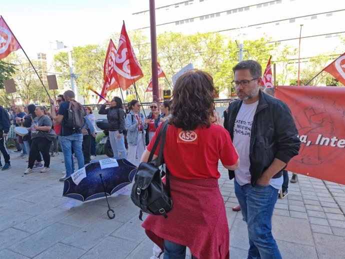 El portavoz de Adelante Andalucía en el Parlamento autonómico, José Ignacio García, en la movilización del colectivo de limpiadoras del Virgen del Rocío.
