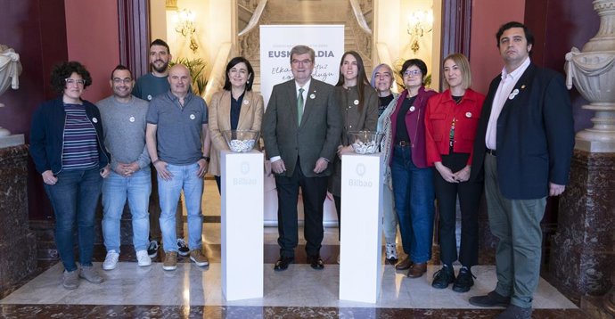 Bilboko alkateak eta udal taldeetako kideak Euskaraldiko txapekin