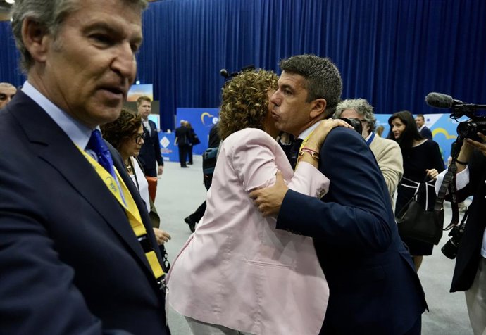 El president del PP, Alberto Núñez Feijóo (E), i president de la Generalitat valenciana, Carlos Mazón (D), en la clausura del congrés del Partit Popular Europeu (PPE)
