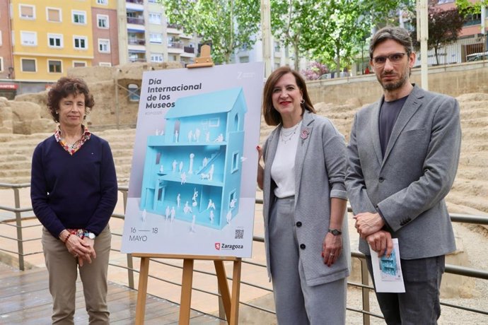 La consejera Sara Fernández, en el centro, junto a la la jefa de Servicio de Cultura, Romana Erice, y el responsable de la unidad de museos, Rubén Castells, este lunes en la presentación de las actividades por el Día Internaciona de los Museos.