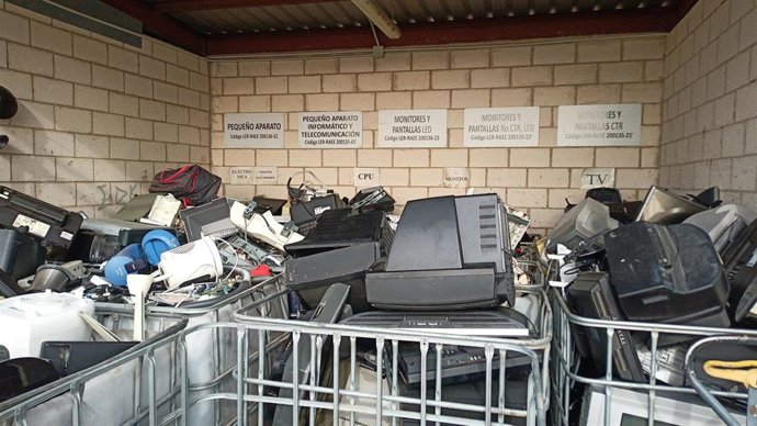 Archivo - Punto Limpio donde se depositan aparatos electrónicos y eléctricos