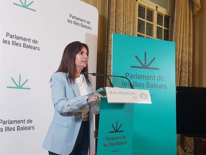 La portavoz parlamentaria de Vox, Manuela Cañadas, en rueda de prensa