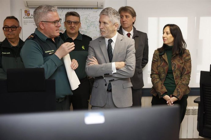 El ministro del Interior, Fernando Grande-Marlaska, y la directora general de la Guardia Civil, Mercedes González, durante una visita a la Comandancia de la Guardia Civil, a 8 de mayo de 2025, en Soria. Archivo.
