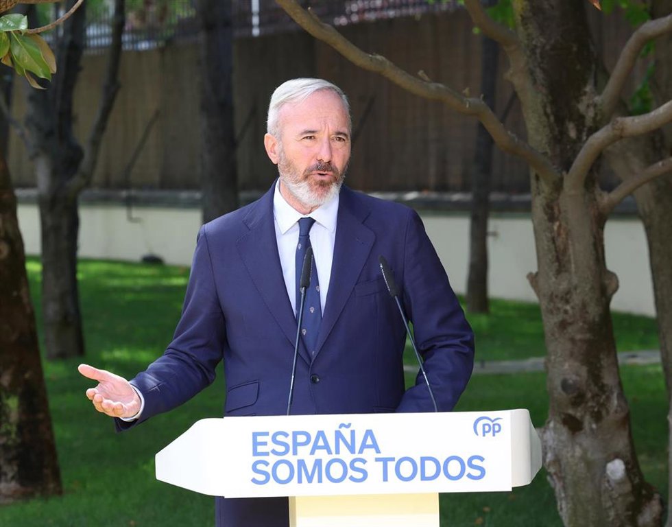 Archivo - El presidente del Gobierno de Aragón, Jorge Azcón, durante una rueda de prensa posterior a la reunión con los barones del PP y el presidente del PP, en el Palacio de los Duques de Pastrana, a 6 de septiembre de 2024, en Madrid (España).