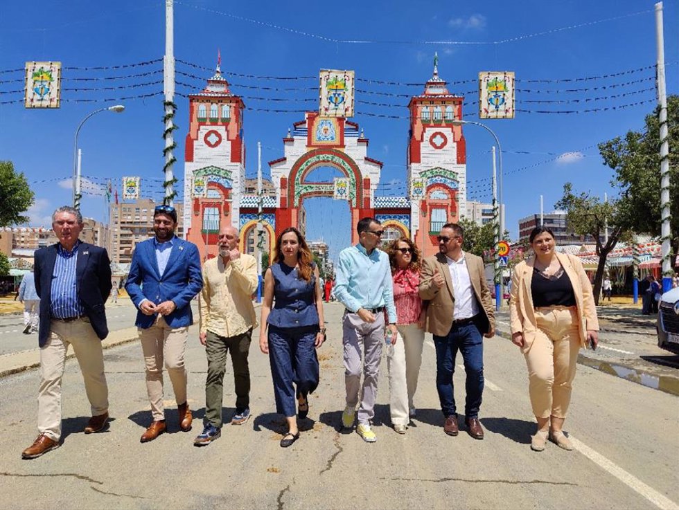 Representantes de Izquierda Unida en la Feria de Sevilla.
